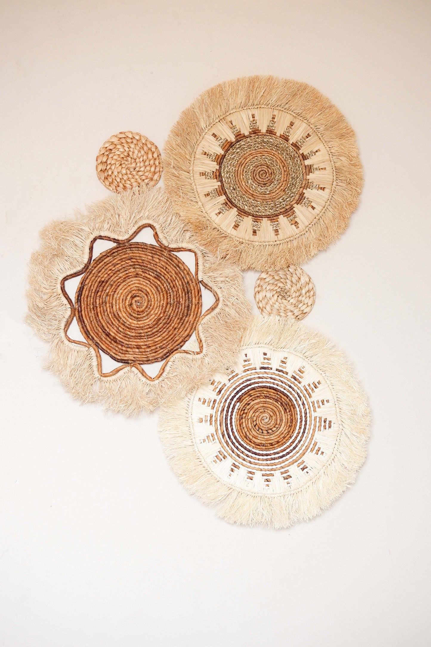 Boho Fringe Basket Wall Decor Set, Seagrass Fringe Basket Wall Decor, Raffia Wall Basket, Boho Bedroom Wall Hanging, Natural Wicker Decor