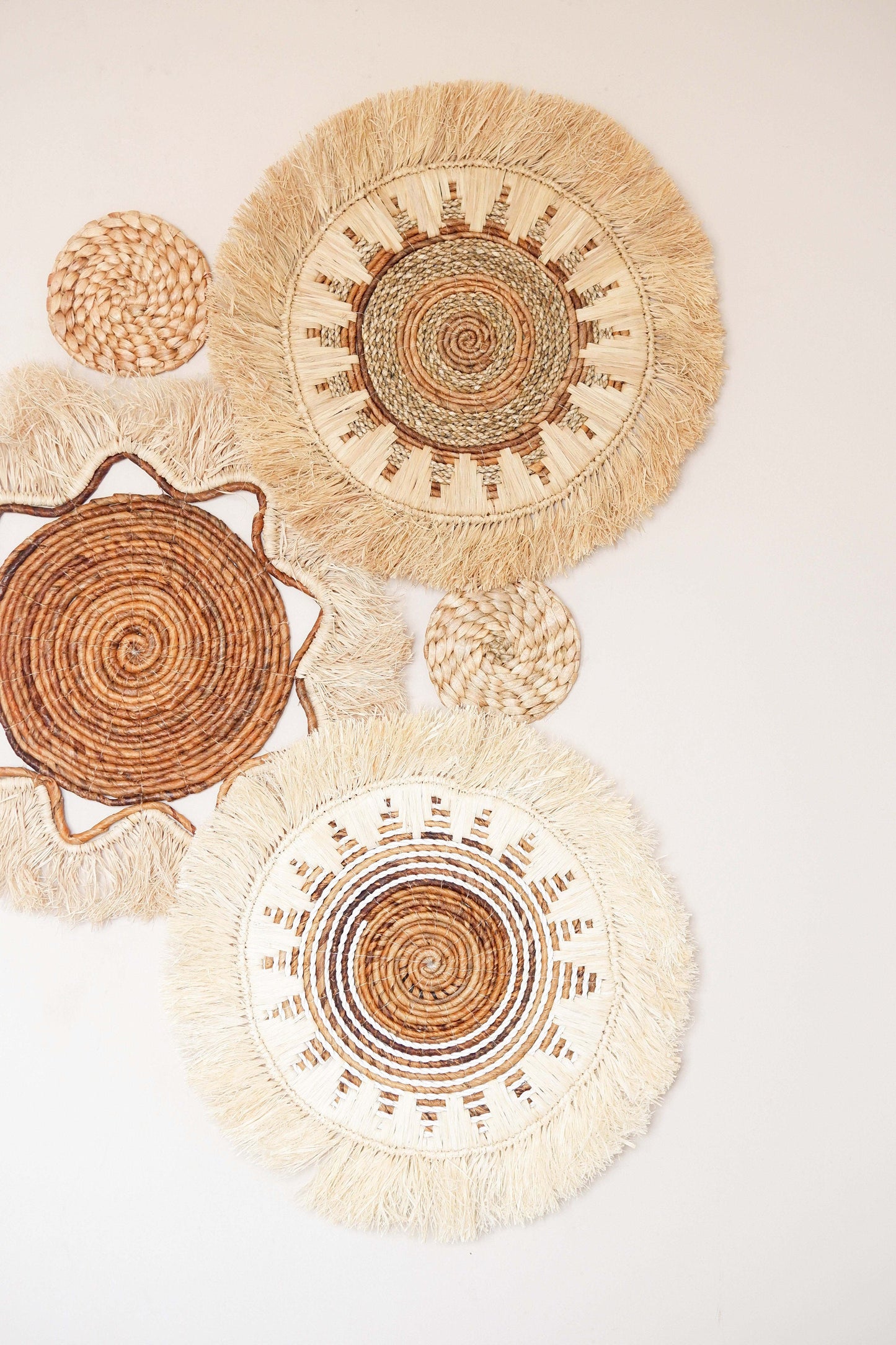 Boho Fringe Basket Wall Decor Set, Seagrass Fringe Basket Wall Decor, Raffia Wall Basket, Boho Bedroom Wall Hanging, Natural Wicker Decor