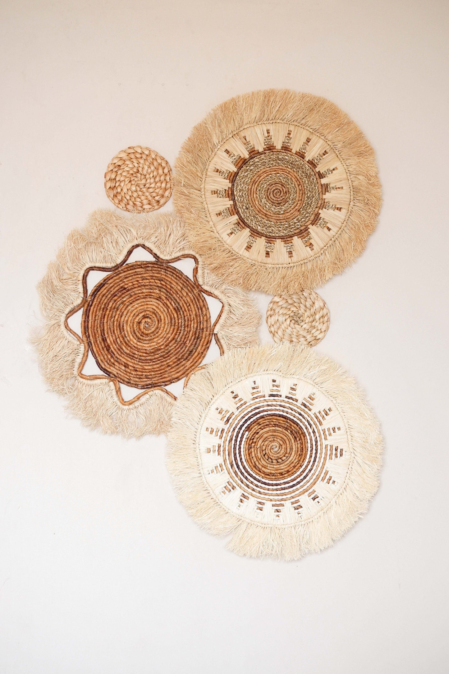 Boho Fringe Basket Wall Decor Set, Seagrass Fringe Basket Wall Decor, Raffia Wall Basket, Boho Bedroom Wall Hanging, Natural Wicker Decor