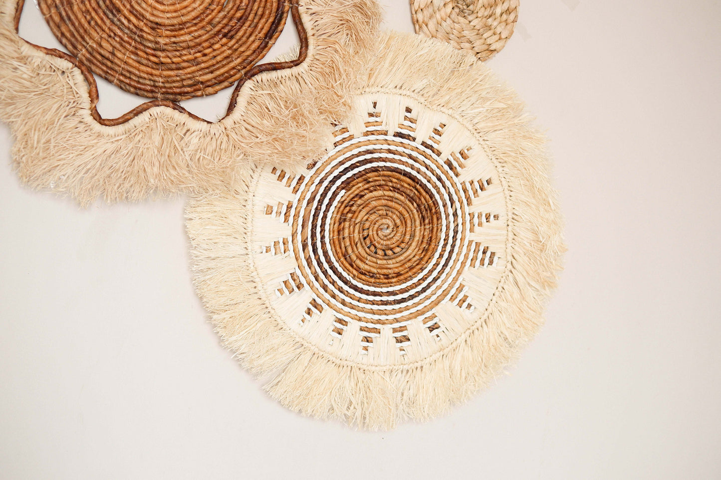 Boho Fringe Basket Wall Decor Set, Seagrass Fringe Basket Wall Decor, Raffia Wall Basket, Boho Bedroom Wall Hanging, Natural Wicker Decor