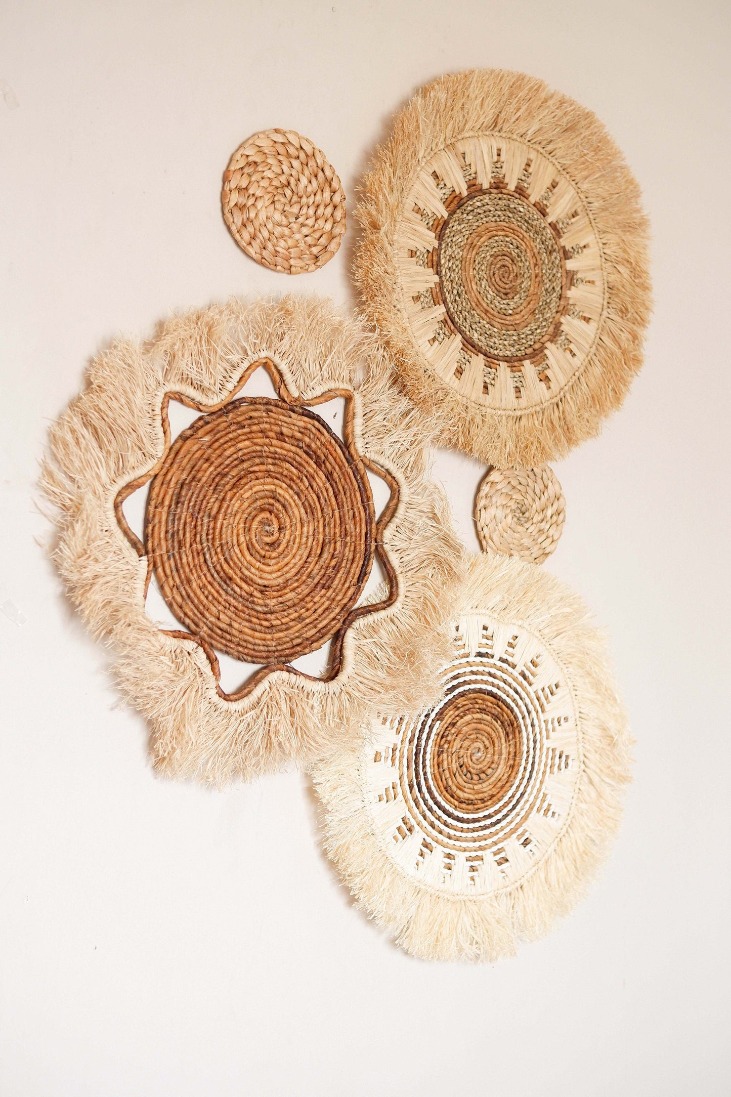Boho Fringe Basket Wall Decor Set, Seagrass Fringe Basket Wall Decor, Raffia Wall Basket, Boho Bedroom Wall Hanging, Natural Wicker Decor