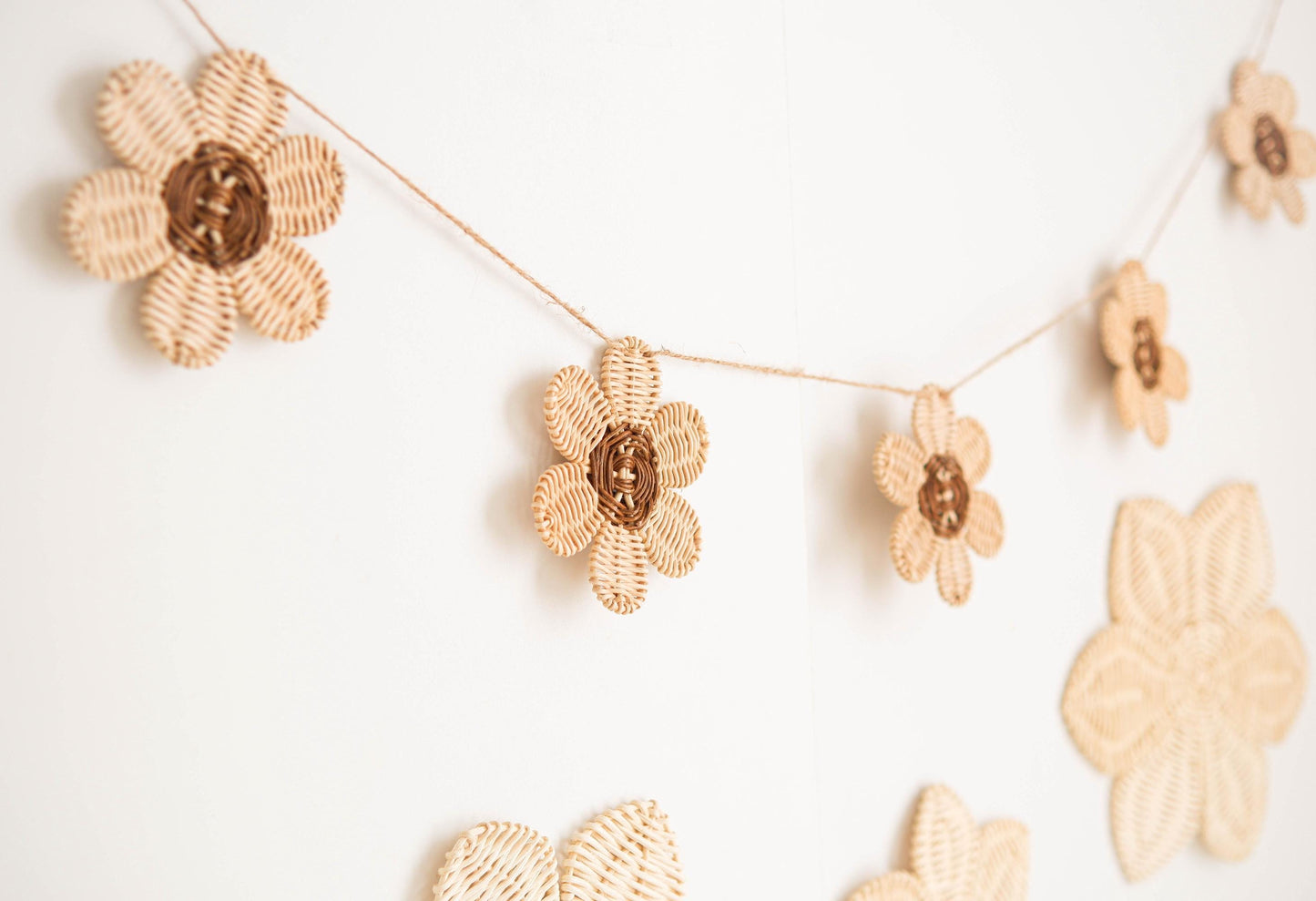 Rattan Flower Wall Decor SET, Daisy Nursery Wall Decor, Boho Girls Nursery Garland, Boho Daisy Felt Garland, Girls Room Garland Decor, Kids